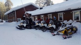 Kuerkievarille pääsee myös moottoroidusti. Ylläksen kelkkareitit kulkevat läheltä myös meitä!